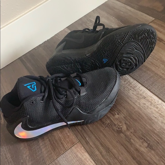 boys basketball shoes size 6